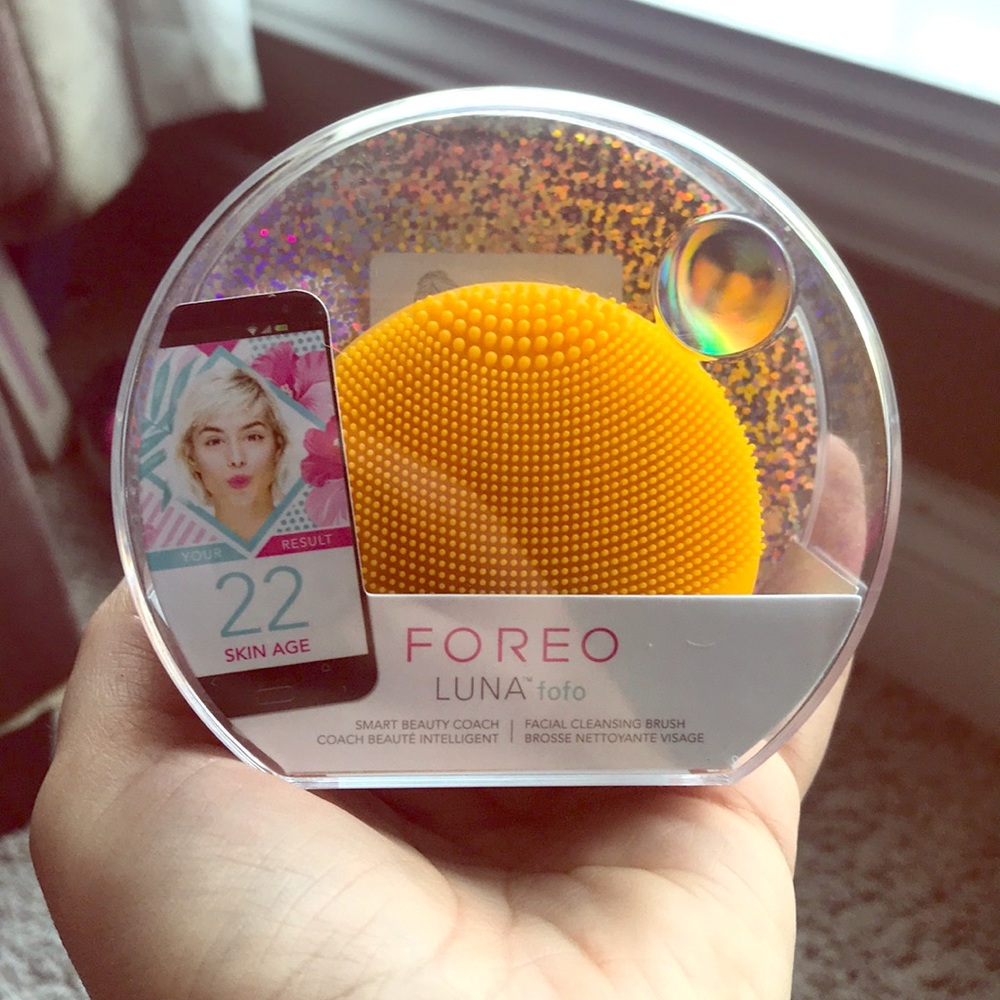 FOREO Luna facial cleansing brush
